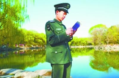 甘相偉在未名湖畔。